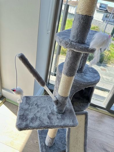 Cat tree with scratching post