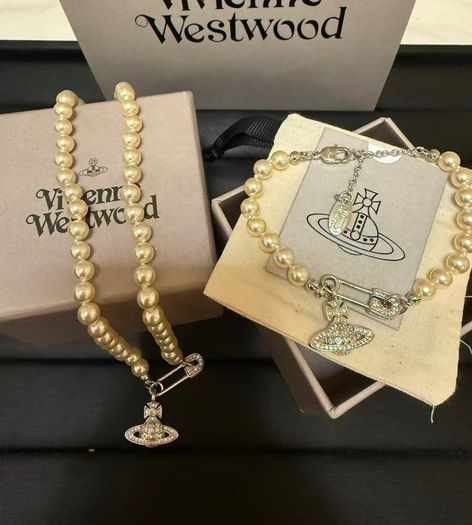 Pearl necklace and bracelet