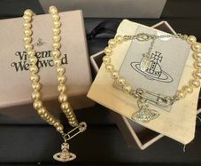 Pearl necklace and bracelet