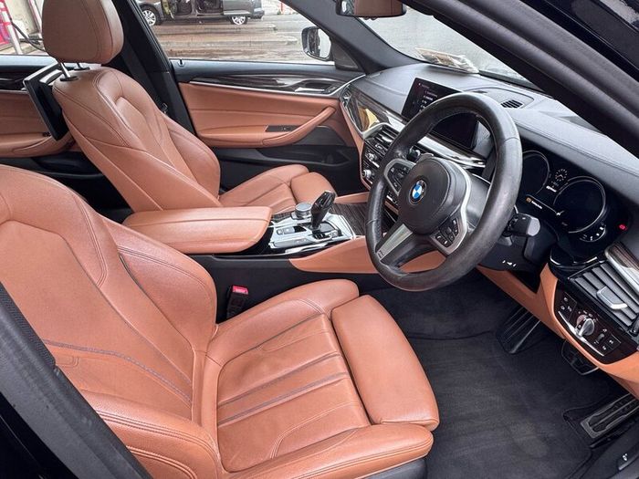 172 BMW 5-series 530e M - Neg