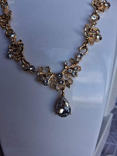 Elegant Gold Delicate Floral & Leaf Filigree Necklace