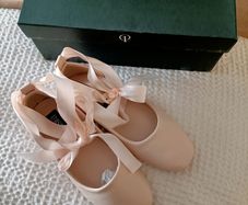 New satin tie shoe size11