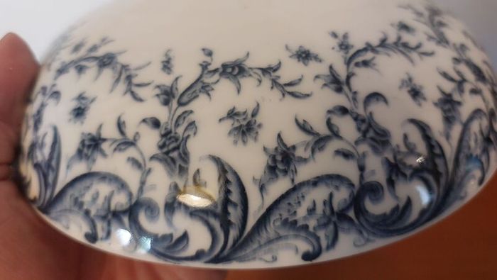 Fabulous Antique Blue and White Lidded Muffin Dish by Royal Worcester in a Beautiful Acanthus Leaf Pattern, Dated 1901, See Condition Report
