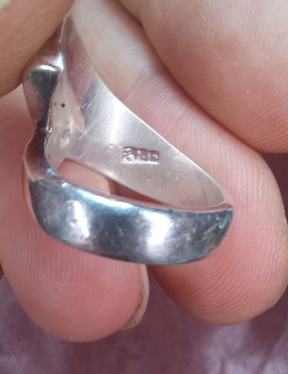 Vintage jewelry is sold individually for 5 to 10 euros