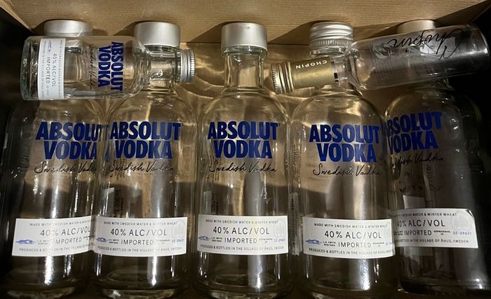 Hennessy Cognac Gin vodka whiskey empty mini Bottle Hennessy Cognac absolut vodka belveder gin Bombay whiskey Jack Daniels belveder paddy powers Jameson bacardi jagermeister Empty Bottles