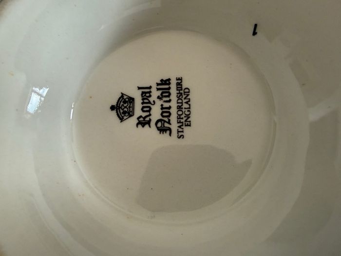 Royal Norfolk Floral ceramic planter.