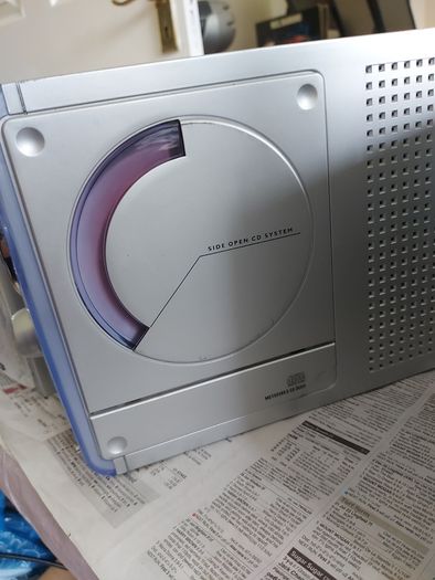 HITACHI Music System, Model AX-M67, & 2 Hitachi 4 Ohm Speakers, Radio, CD and AUX, in very good condition