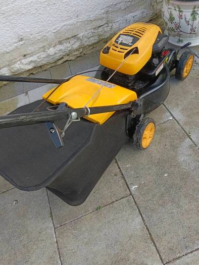 McCullogh Push lawnmower with Briggs and Stratton 450 series  engine in excellent working condition which starts the first pull. Original grass bag included.