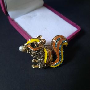 Squirrel Brooch Wildlife Pin Badge Nature Theme Jewellery & Accessories Faux Pearl and Crystals