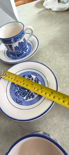 Arklow WILLOW IRELAND Blue and White inc Willow pattern 2 cup and saucers with milk jug set in saucer olso open suger bowl set in saucer 8 pices set 60.00 euro.