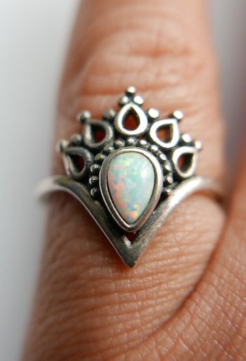 Vintage 925 Sterling Silver Crown Style Ring with Pear Shaped Opal