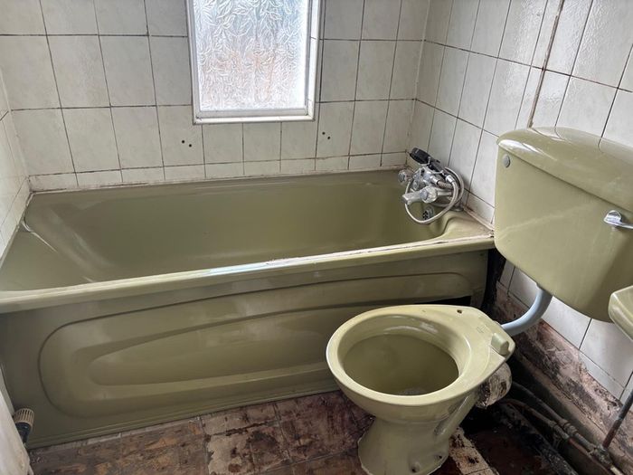Retro bathroom suite