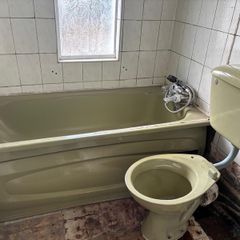 Retro bathroom suite