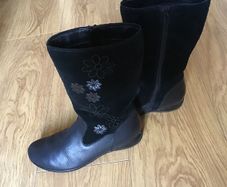 Girls Clarks leather/suede boots, size 2,5 (35)