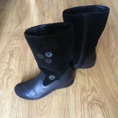 Girls Clarks leather/suede boots, size 2,5 (35)
