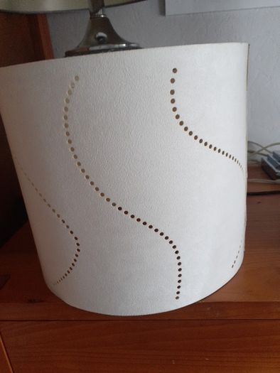 Large textured cream pendant shade .Very good condition 5 euro