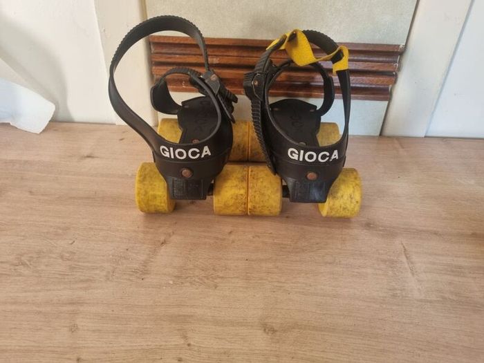 Vintage 1980s roller skates, adjustable