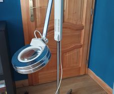 Magnifying beauty lamp