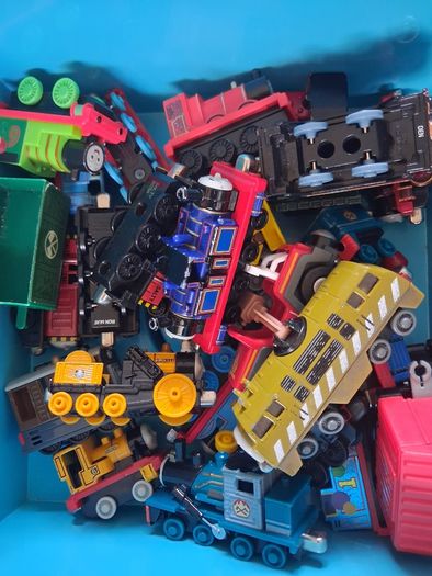 Thomas and Friends metal and magentic train set and engines