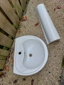 wash basin with pedestal