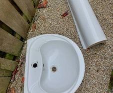 wash basin with pedestal