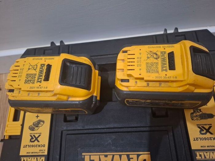 2 x Dewalt flex 9AH batteries