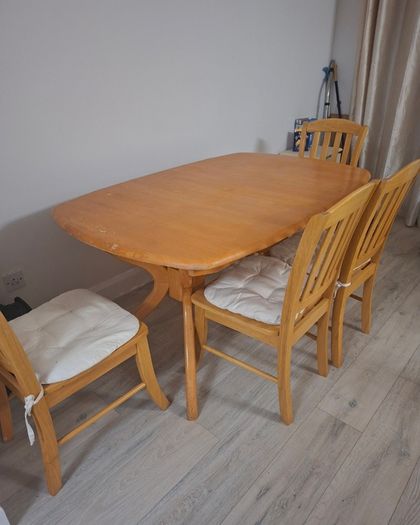 Extendable dining table