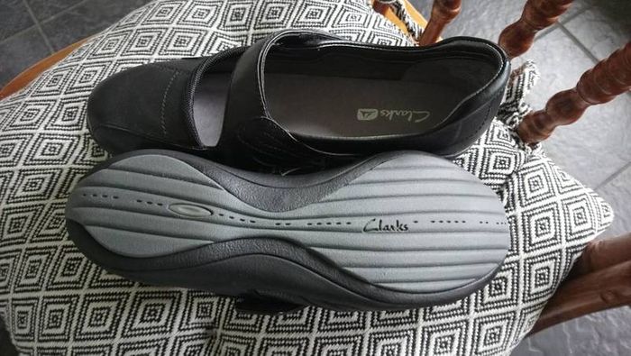 Ladies Size 4.5 Clarkes Black Shoes