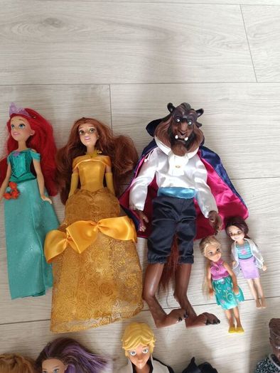 barbie house + dolls + accessories