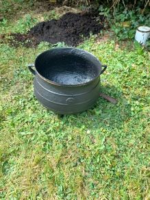antique / Iron cast pot