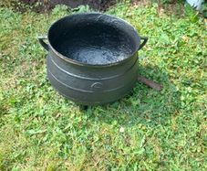 antique / Iron cast pot