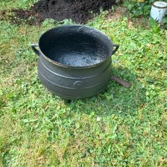 antique / Iron cast pot