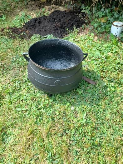 antique / Iron cast pot