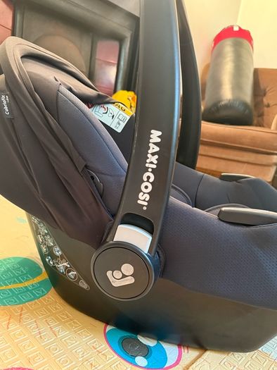Maxi-Cosi CabrioFix Car Seat + ISOFIX Base Set