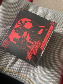 Pokemon Destined rivals Elite trainer box (description)