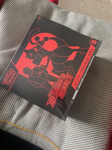 Pokemon Destined rivals Elite trainer box (description)