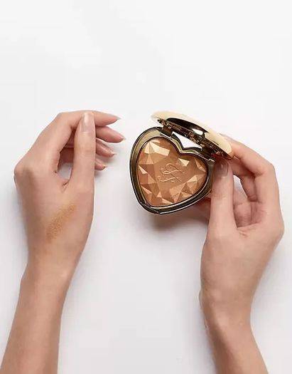 TOO FACED Cosmetics Love Light Prismatic Highlighter!