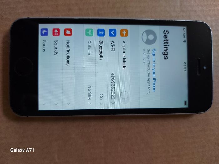Apple Iphone SE, Space Grey, 32GB, with Battery Pack Case for Great protection, excellent condition