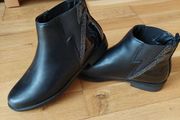 Girl's boots