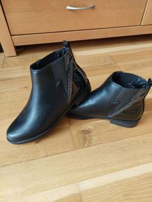 Girl's boots