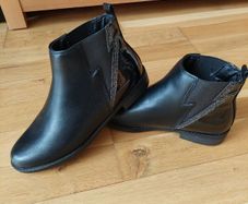 Girl's boots