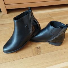 Girl's boots