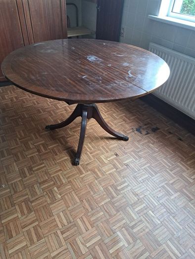 Expandable antique table