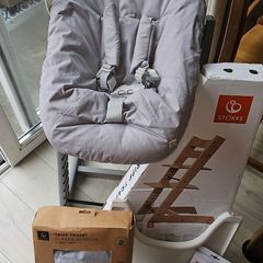 Stokke Tripp Trapp: Storm Grey Chair Babyset: Storm Grey Babyset Cushion: Nordic Grey Cushion Harness: Beige Harness Newborn Set: Grey Newborn Set Tray: White Tray