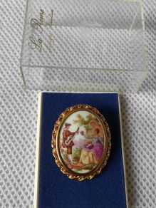 Vintage La Reine Limoges porcelain brooch
