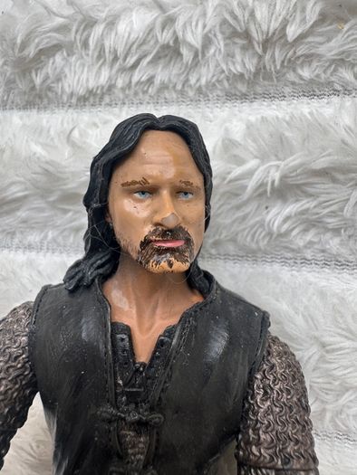 Lord of the Rings Helm's Deep Aragorn Action Figure Damaged NO Finger approx. 16 cm. Used Please see photos