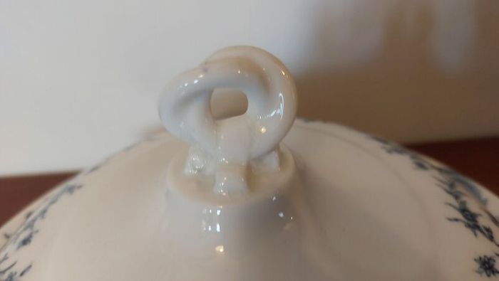 Fabulous Antique Blue and White Lidded Muffin Dish by Royal Worcester in a Beautiful Acanthus Leaf Pattern, Dated 1901, See Condition Report