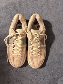 Womans Nike Zoom Vomero 5