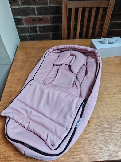 Bugaboo Cocoon Footmoof Bassinet Insert Pink Like New Newborn