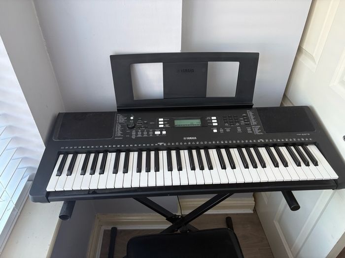 Yamaha Keyboard with Stand and stool